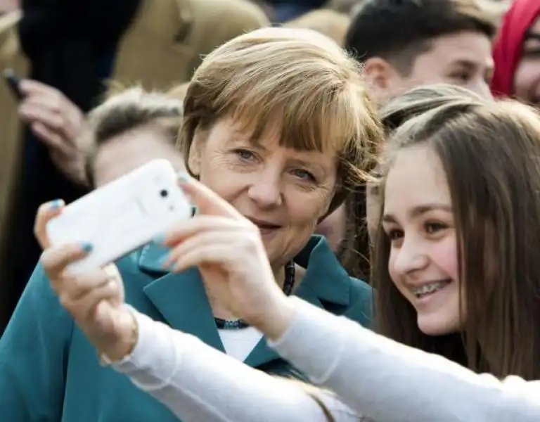 GLI STUDENTI E IL SELFIE CON ANGELA MERKEL 