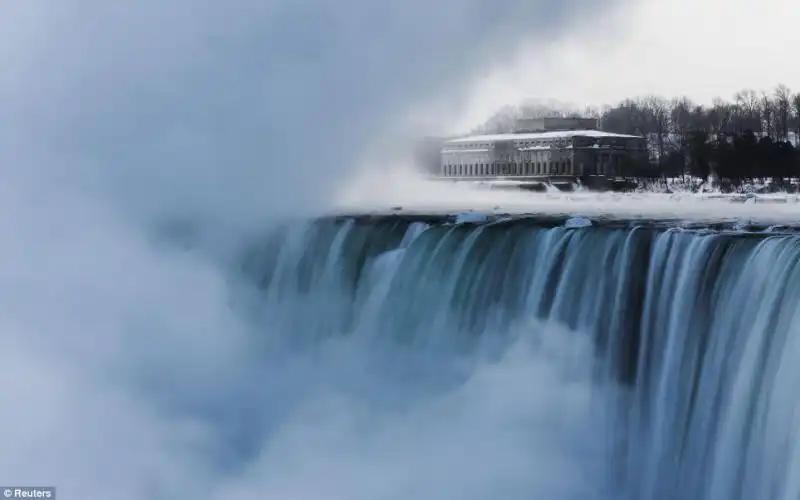 Atmosfera rarefatta alle cascate del Niagara 