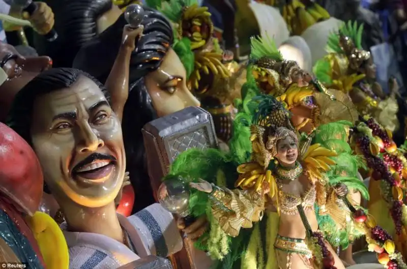 Ballerini tra le sculture giganti del carnevale brasiliano 