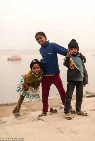 Bambini indiani cercano affari sul ghat 