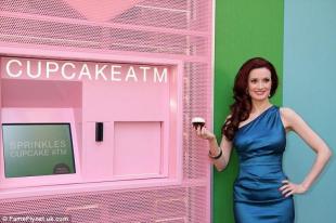 Il bancomat dolce inaugurato dalla Playmate Holly Madison