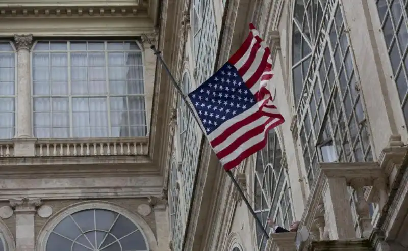 BANDIERA AMERICANA IN VATICANO FOTO LAPRESSE 