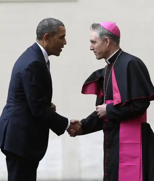 BARACK OBAMA INCONTRA MONSIGNOR GEORG GAENSWEIN FOTO LAPRESSE 