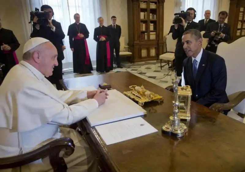 BARACK OBAMA INCONTRA PAPA FRANCESCO FOTO LAPRESSE 