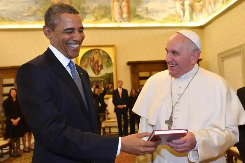 BARACK OBAMA INCONTRA PAPA FRANCESCO FOTO LAPRESSE 