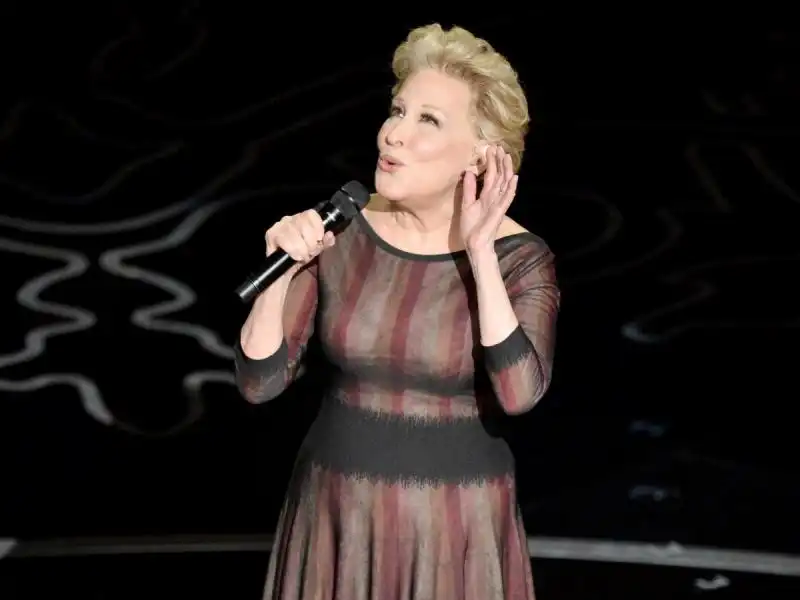 Bette Midler canta in memoria di chi non c e piu 