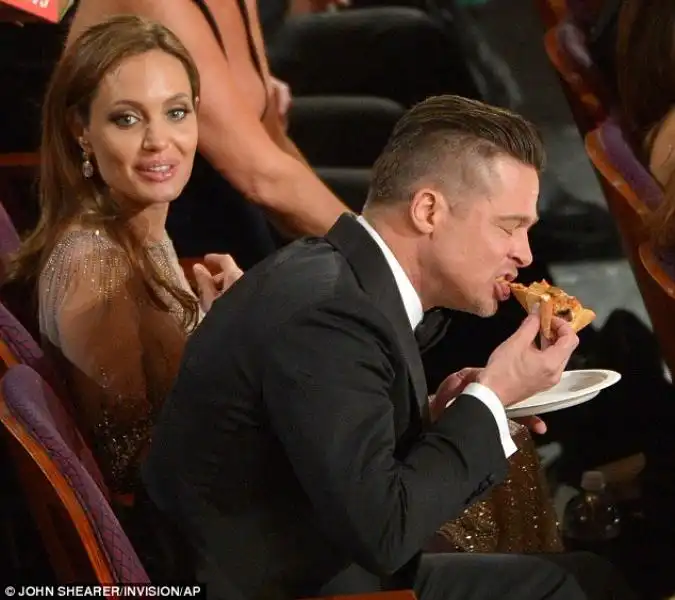 brad pitt mangia una pizza portata da ellen 