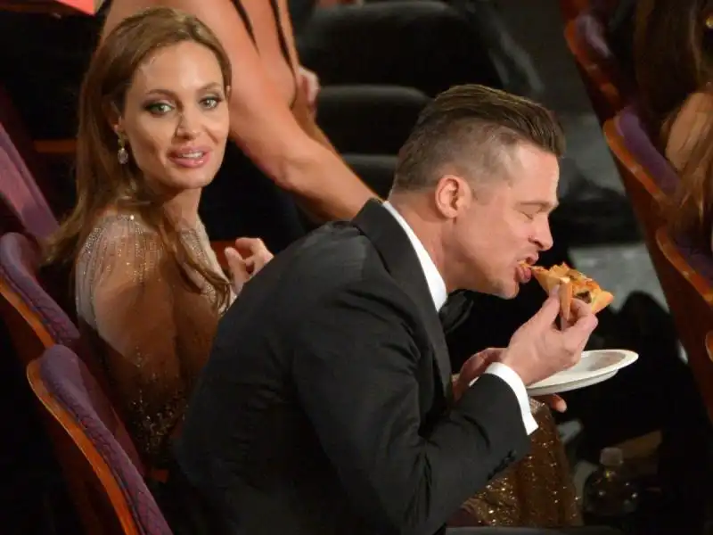 Brad Pitt mangia la pizza agli Oscar 