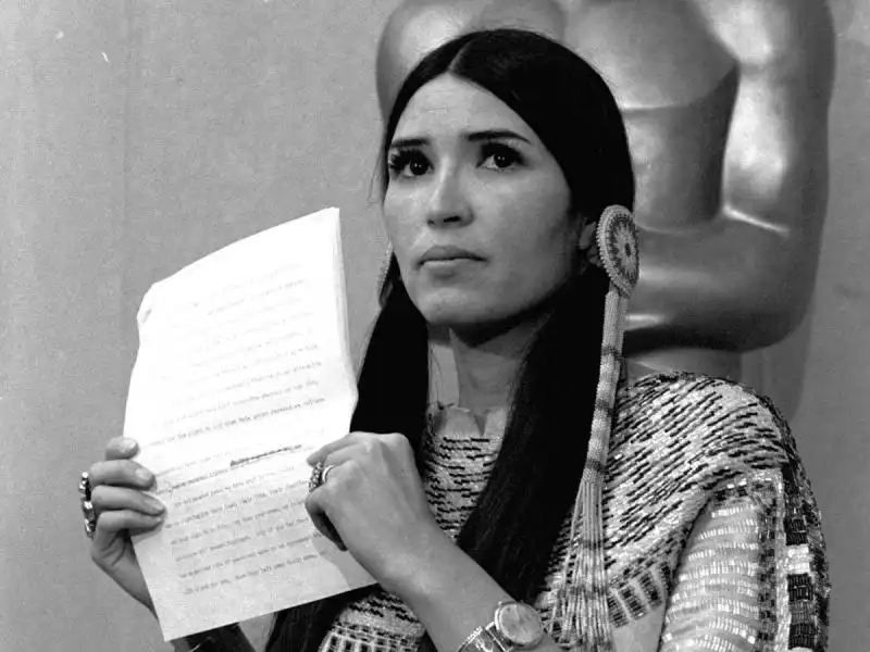 Brando manda Sacheen Littlefeather a ritirare il premio 