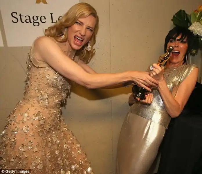 cate blanchett scherza con un amica 