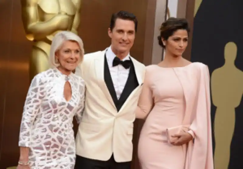 dallas buyers club best actor nominee matthew mcconaughey with wife camila alves and mom mary kathlene mccabe 