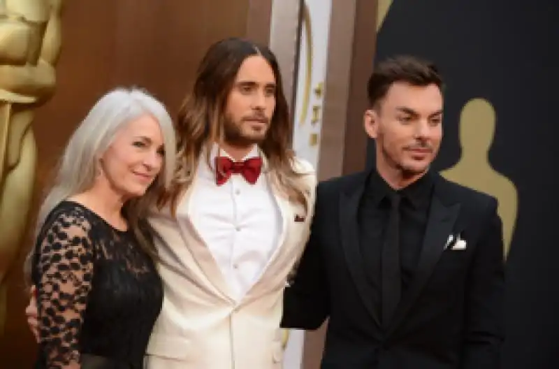 dallas buyers club best supporting actor winner jared leto also brought his beautiful mother and brother 