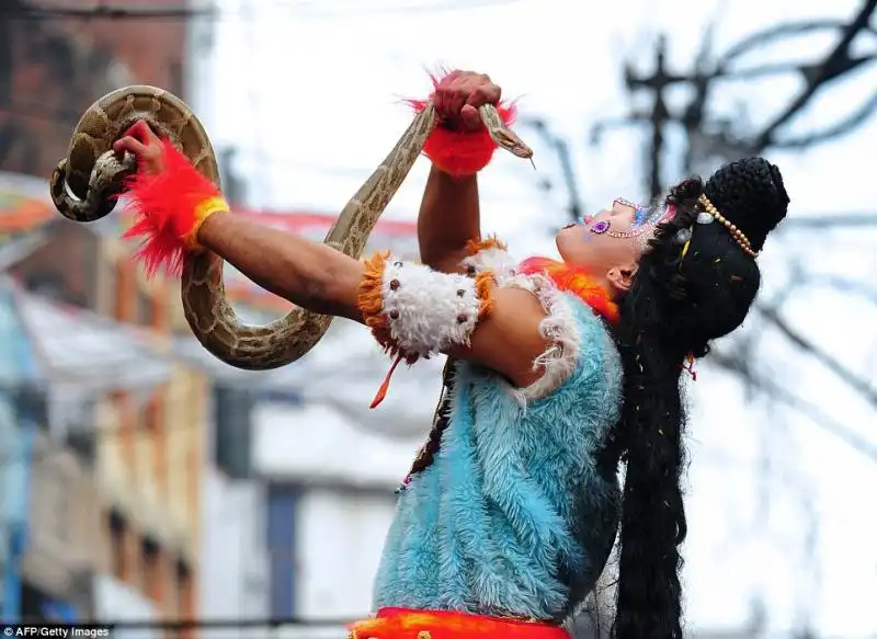 Devoti danzano per Shiva co i pitoni 