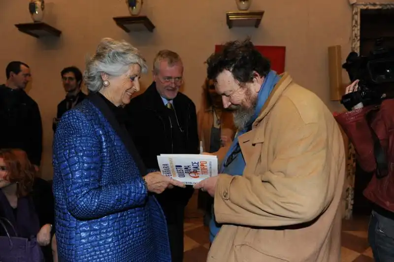 Ferrara autografa il suo libro a Marilu Rebecchini 