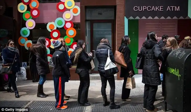 la fila per il bancomat dei dolci 