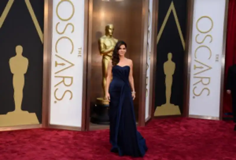 gravity best actress nominee sandra bullock in navy blue alexander mcqueen 