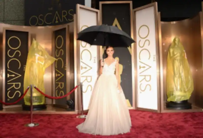 e host giuliana rancic braved the rain in a princess paolo sebastian gown and super chic umbrella accessory 