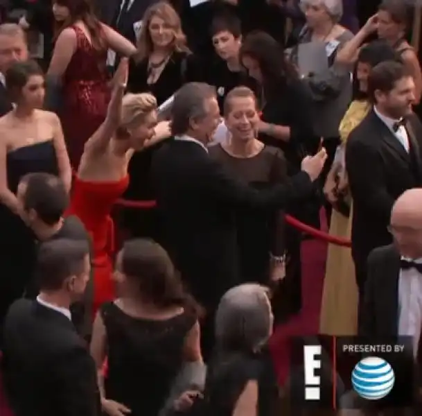 Jennifer Lawrence photobomba sul red carpet 