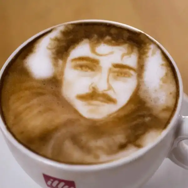 Joaquin Phoenix nel cappuccino 