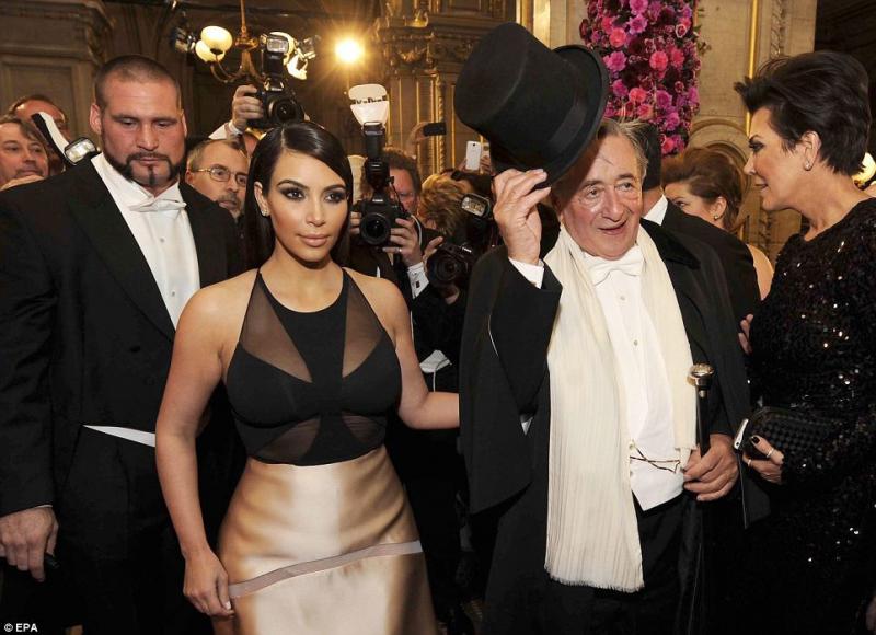 Kim Kardashian arriva all Opera col miliardario Richard Lugner