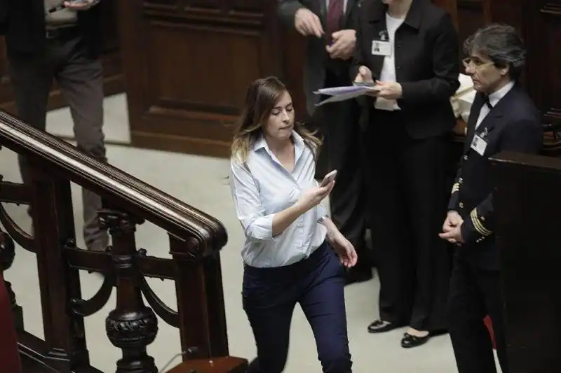 MARIA ELENA BOSCHI CORRE ALLA CAMERA PER VOTARE 