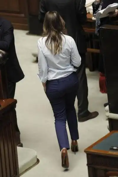 MARIA ELENA BOSCHI CORRE ALLA CAMERA PER VOTARE 