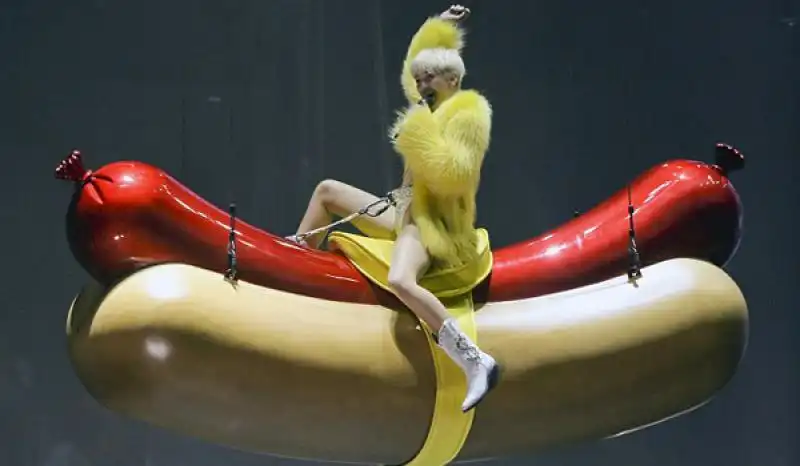 MILEY CYRUS HOT DOG 