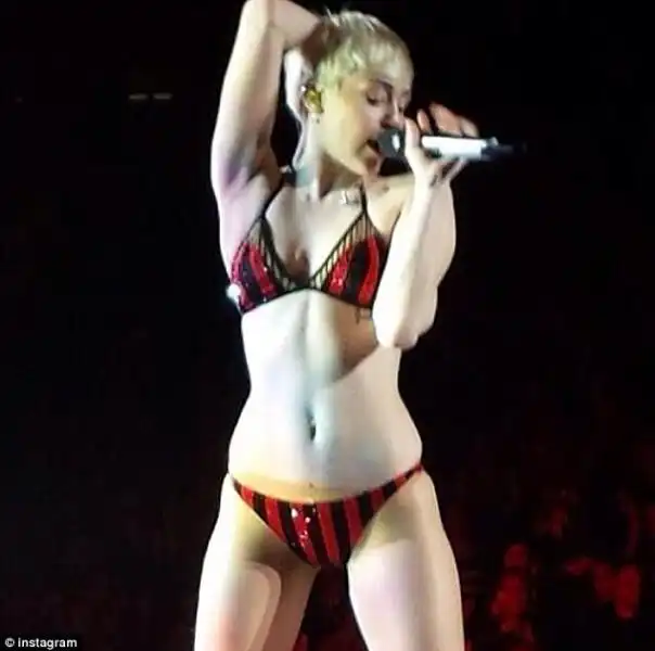 Miley Cyrus in lingerie sulpalco 