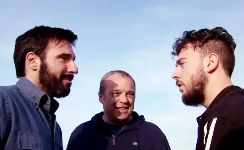 la mossa del pinguino il regista del film claudio amendola sul set con edoardo leo 