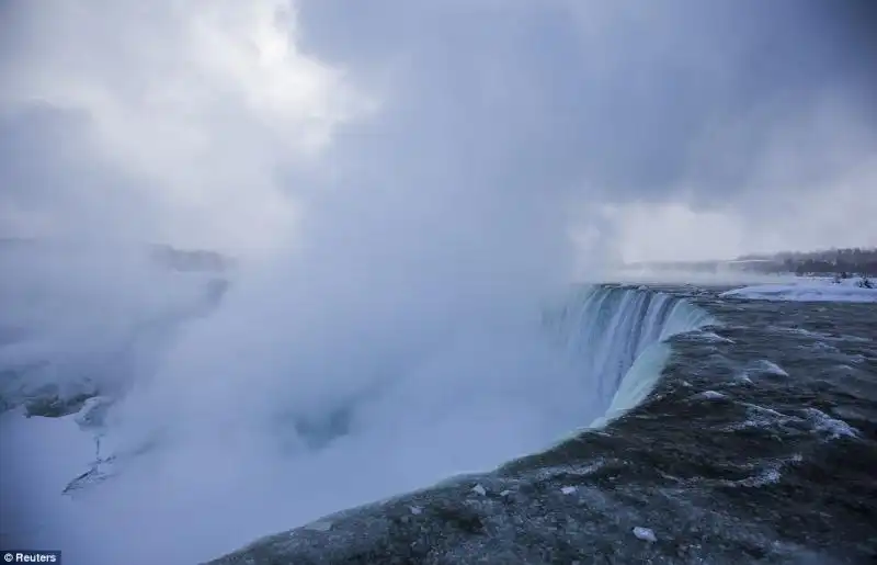 La nebbia si alza dalle cascate del Niagara 