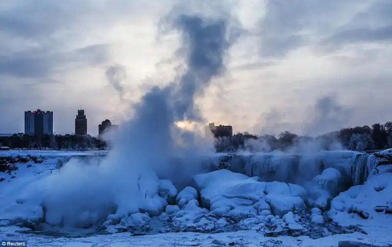 La nebbia sale dalle cascate del Niagara 