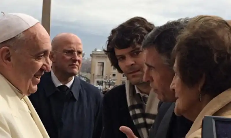 PAPA FRANCESCO BERGOGLIO INCONTRA PHILOMENA LEE E STEVE COOGAN