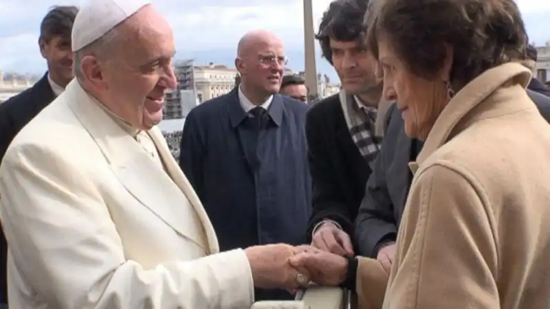 PAPA FRANCESCO BERGOGLIO INCONTRA PHILOMENA LEE E STEVE COOGAN