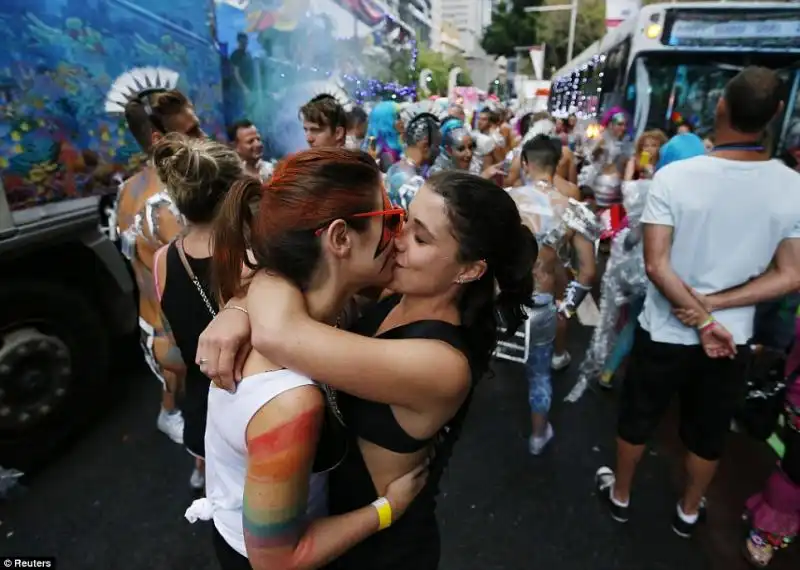 Partenza al bacio per la parata di Sydney 