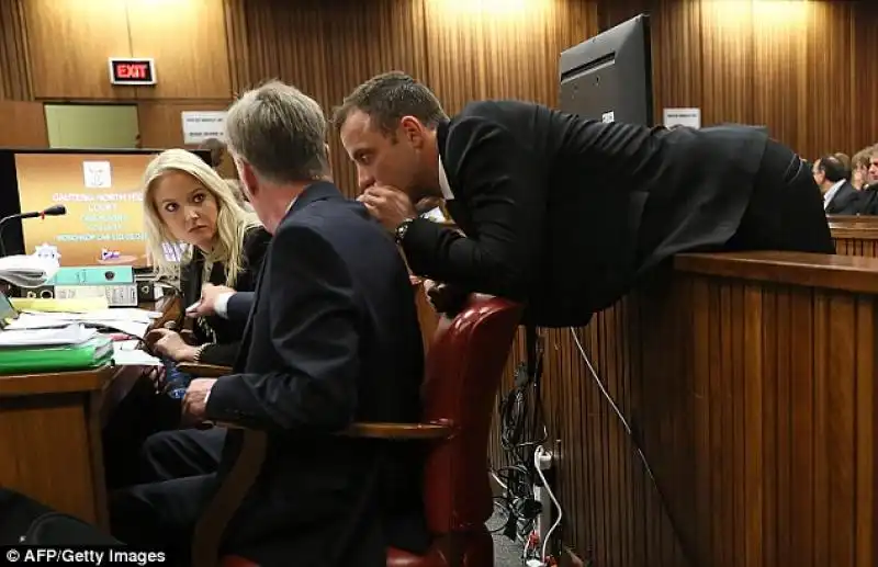 Pistorius parla coi suoi avvocati in aula 