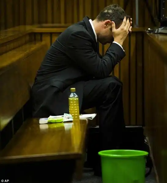 Pistorius ha vomitato nel secchio in aula 