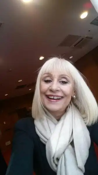 RAFFAELLA CARRA DEBUTTA SU TWITTER CON SELFIE 