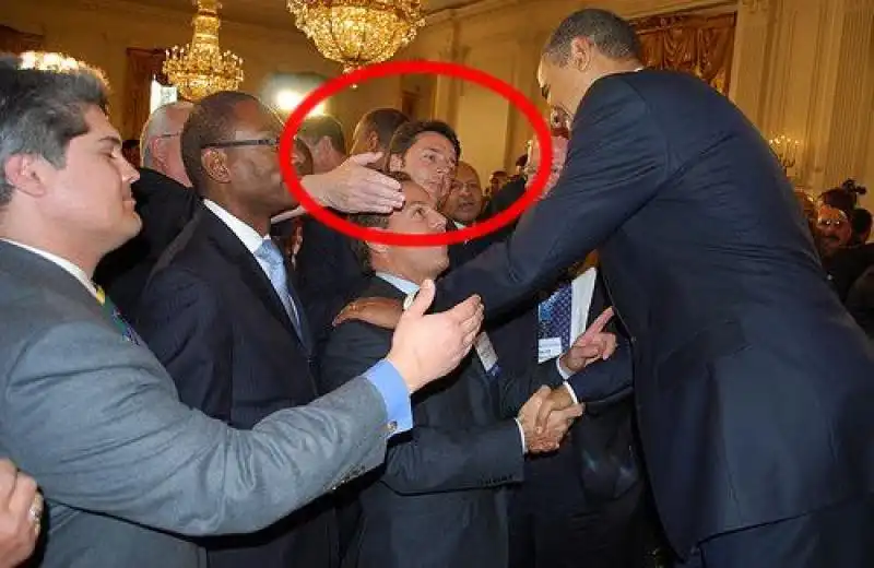 renzi prova a stringere la mano a obama 