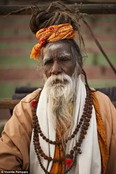 I SADHU VIVONO SULLE RIVE DEL GANGE 