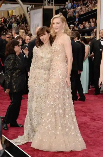 Sally Hawkins e Cate Blanchett SI VESTONO UGUALI E SI FANNO FOTOGRAFARE INSIEME 