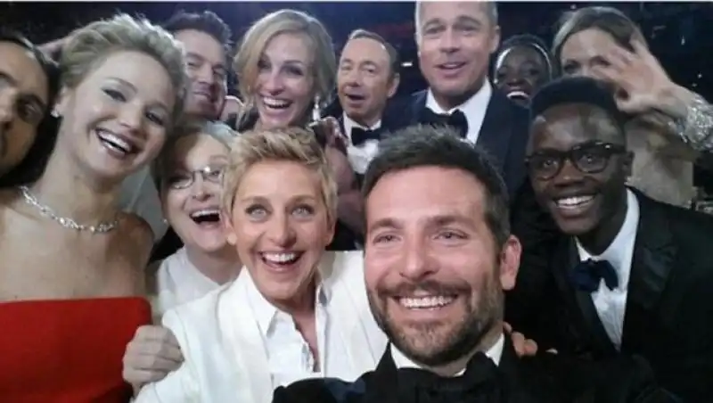 il selfie di ellen con jennifer hudson meryl streep bradley cooper julia roberts angelina jolie brad pitt e jared leto 