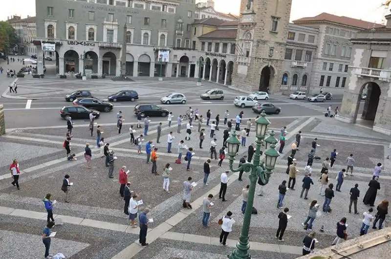 SENTINELLE IN PIEDI