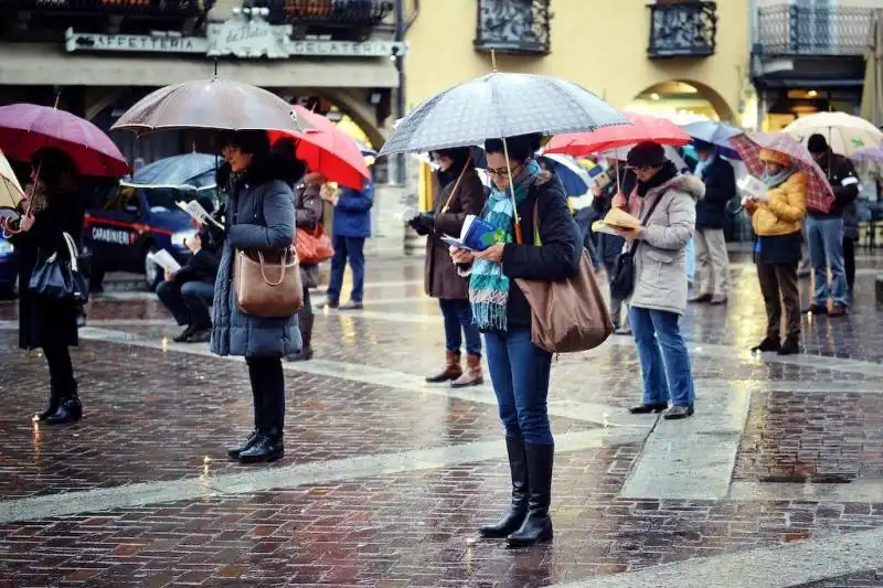 SENTINELLE IN PIEDI