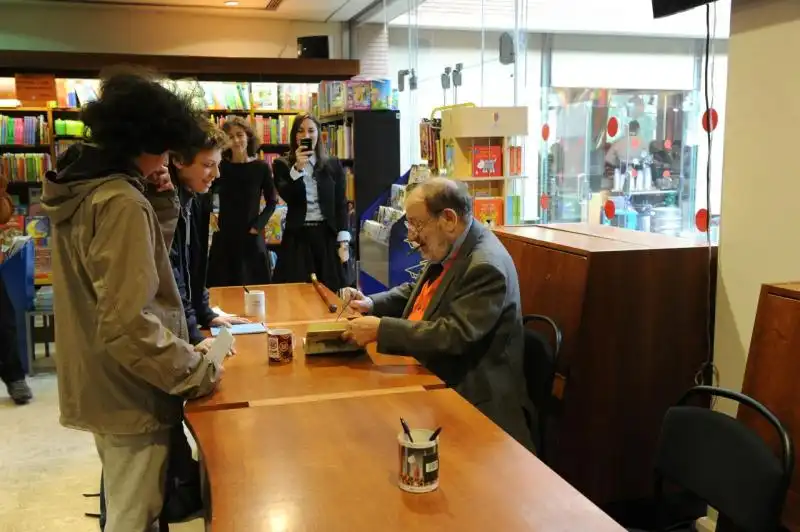 Umberto Eco autografa il suo libro 