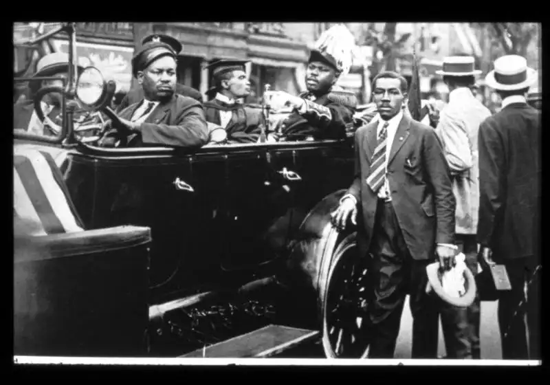 VanDerZee fotografa la parata di Harlem 