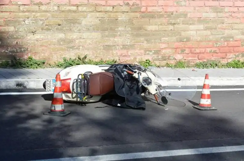 LA VESPA DI FIORELLO DOPO L INCIDENTE 