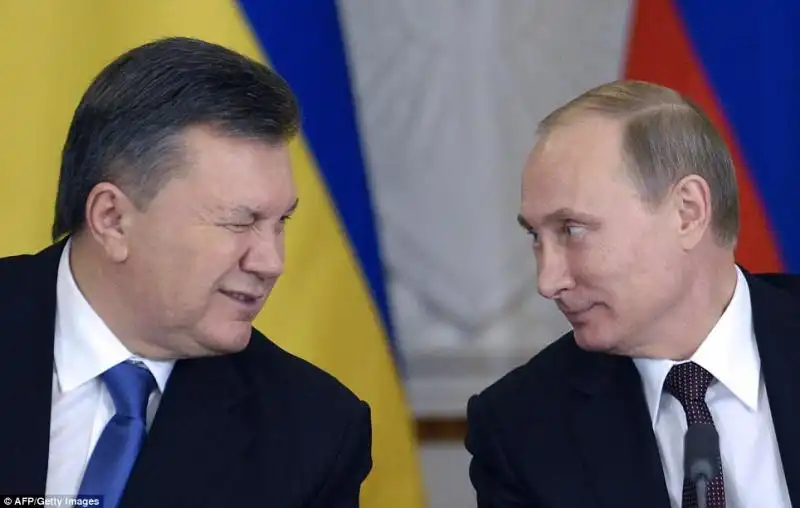 Viktor Yanukovych fa l occhiolino a Vladimir Putin 