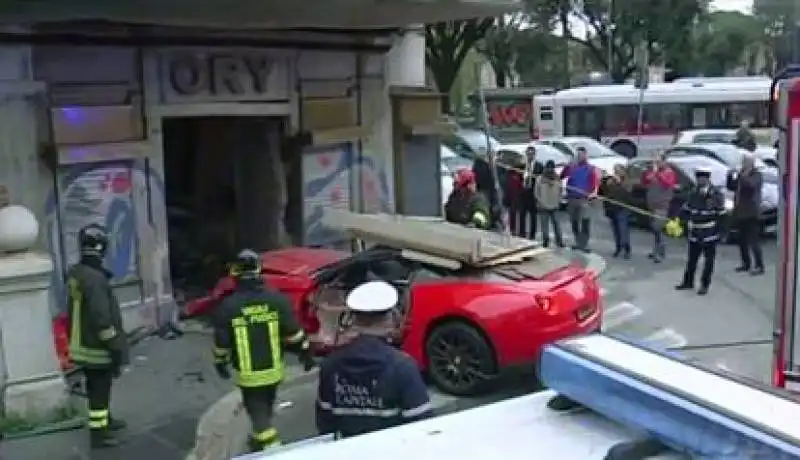 ferrari finisce in u?? un negozio a via del viminale