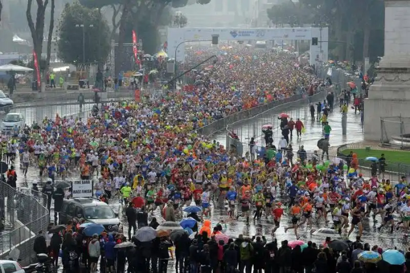 al via maratona roma sotto la pioggia 7a86b72c