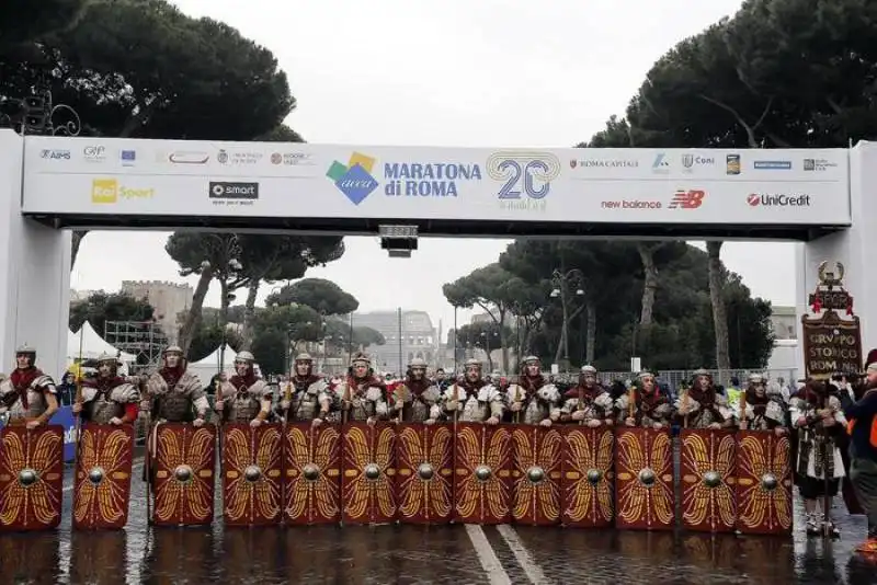 al via maratona roma sotto la pioggia c4b755